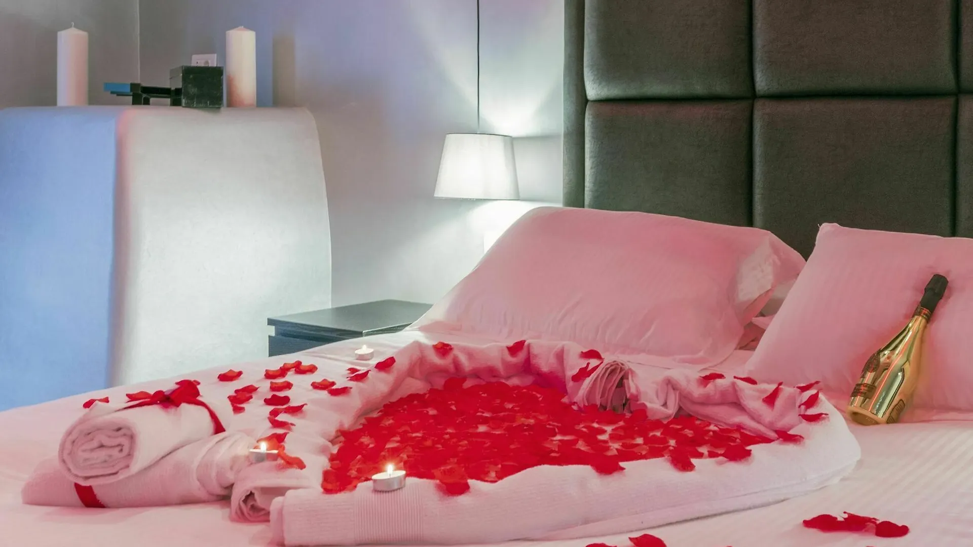 Comola Luxury Suite Naples 3*,  Italy